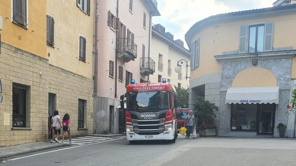 Principio di incendio in un tetto del centro di Intra